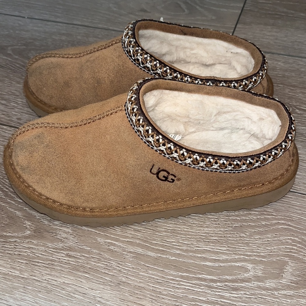 • UGG • slippers